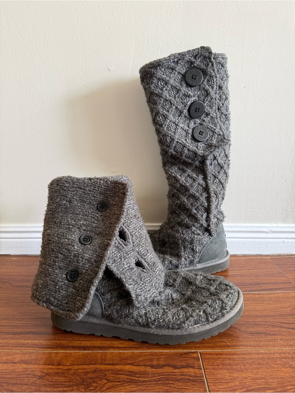 UGG Cardy boots in grey size 8